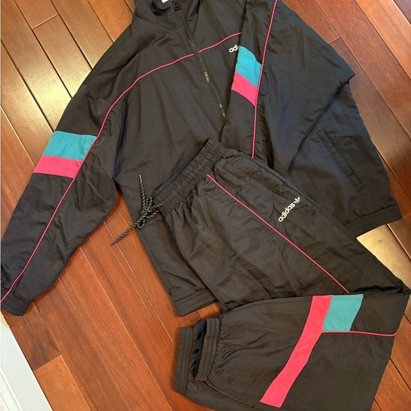 adidas Originals tech trefoil utility pant and jacket in black - Picture 2 of 9